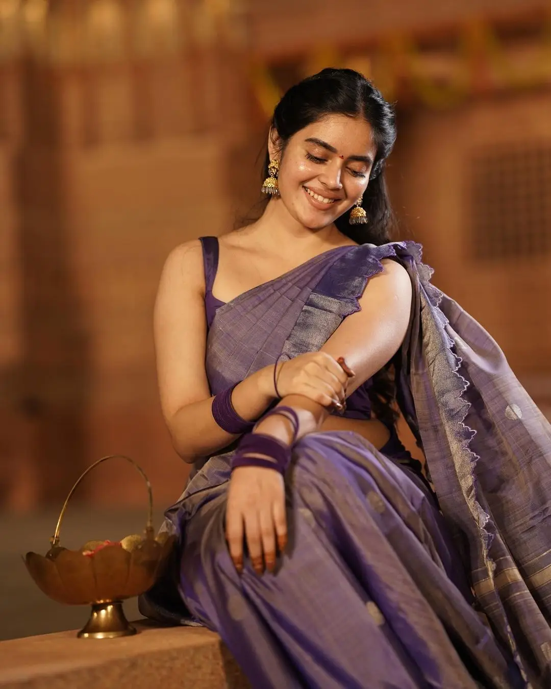 Kushita Kallapu In Traditional Violet Saree Sleeveless Blouse